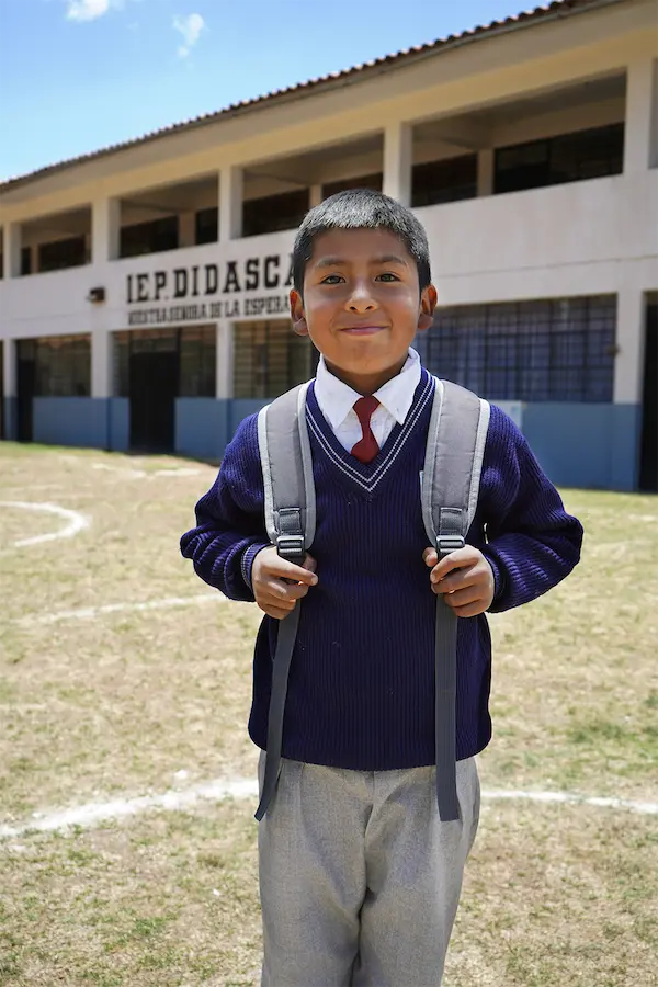 Niños con uniforme escolar en el colegio